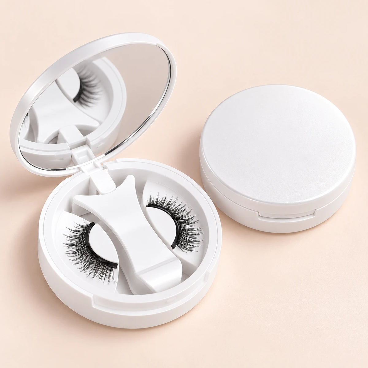 Deux vues du même étui de cils magnétiques : ouvert avec miroir et pince, et fermé