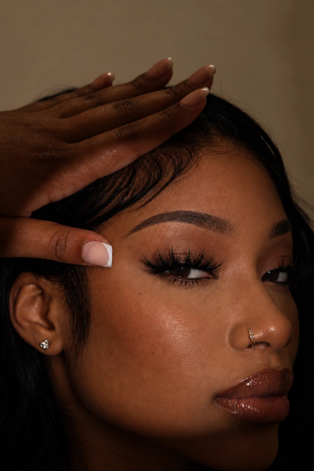 Modèle portant les cils magnétiques Badizera effet Velours